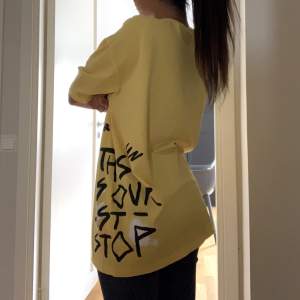 Säljer en helt oanvänd gul overzied t-shirt från LCW casual i storlek L.