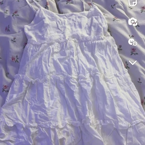 Linnekläning - Säljer nu min älskade Linnekläning som har använt mycke men i fint skick fortfarande! Köpte den för 299 :- 💗 Pris kan diskuteras 💓💓💓