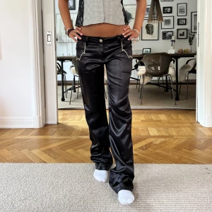 Coola byxor!  - Sååå coola byxor i satin material!  MIDJEMPTT: 82cm INNERBENSLÄNGDEN:82cm