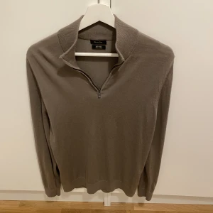 Massimo dutti Half zip  - Kommer inte till användning längre, tröjan är i väldigt bra skick  Färg på tröjan är Stone 