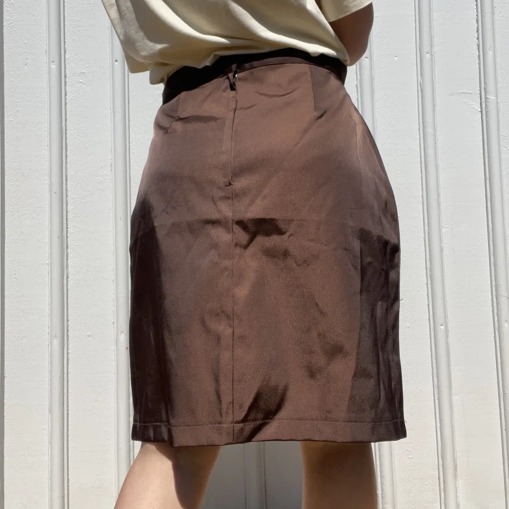 Vintage kjol i brunt skimrigt tyg. Passar storlek S/M. Fint skick! Se även mina andra annonser, 3 för 2 på allt! 💫. Kjolar.