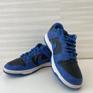 Nike Dunks 43 - Säljer mina Nike Dunk Hyper Coblat Low Stl 43 då de inte används längre Orginalbox saknas då den råkades slängas Skick:Bra i mina ögon, avgör själv Finns små creases som knappt syns  Soleplus crease skydd ingår  Vid frågor är det bara att skriv