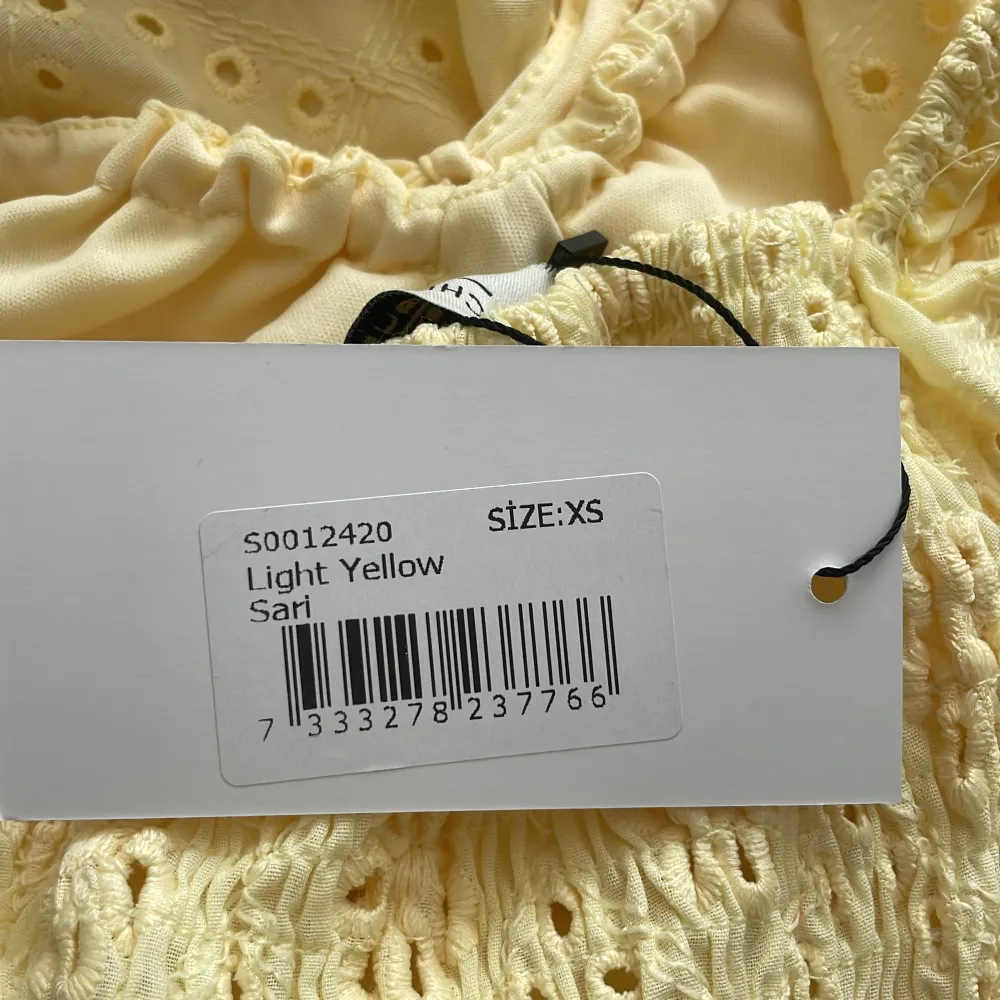 Säljer min helt nya klänning från chiquelle som jag köpte i vintras men som nu inte passar eller går att returnera. Den är helt oanvänd med prislapp kvar! Nypris var 749kr. Klänningar.