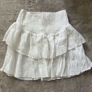 Vit volang kjol - Vit volang kjol från shein, aldrig använd, ser ut som ny