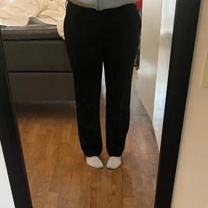 Kostymbyxor  - Säljer dessa svarta kostymbyxor från dressman i storlek 36/30. Jag skulle säga att dom är som en L. Använd fåtal gånger och är i bra skick.