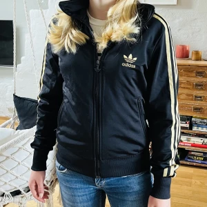 Adidas jacka/tröja - Super Snygg adidas tröja som har super bra skick🤩🦾 Storlek 38. Jag på bilden e 1,60 meter o den passar mig bra!🙌🏼