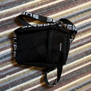 Supreme Messenger Bag - Supreme Messenger Bag Använd men i riktigt bra skick 