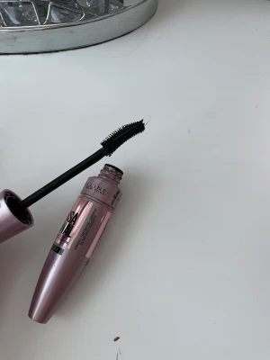 Mascara Maybelline - Säljer denna mascara som är hälften använd för 20 kr.