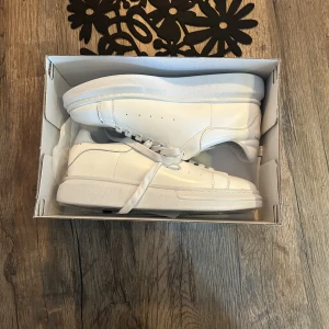 Alexander McQueen  - Säljer nu mina Alexander McQueen som är använda sparsamt. Cond 9,5/10 box och tote bagen kommer till. Går ner i pris vid snabb affär. Har du andra funderingar bara skriv!