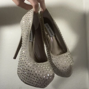 Steve madden klackskor  - steve madden klackskor i storlek 36. Använda kanske 2-3 gånger. 