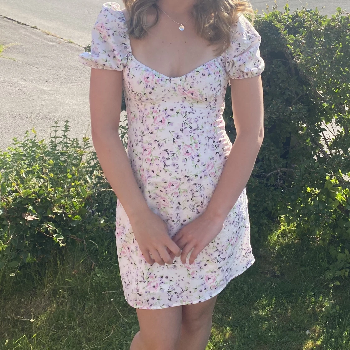 blommig vit klänning