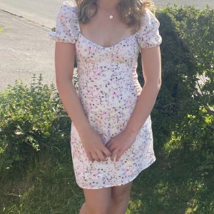 blommig vit klänning - endast använd en gång, priset kan ändras