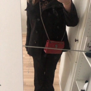 Kurt geiger väska  - Tänkte sälja min röda Kurt geiger väska då den inte kommer till användning,köpte den för 1815kr😇 skriv gärna om du vill ha fler bilder eller har några frågor😁