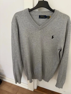Ralph Lauren v neck - Vringad ralph Lauren tröja. Ljusgrå, storlek L men passar som M. Hör av dig vid intresse.