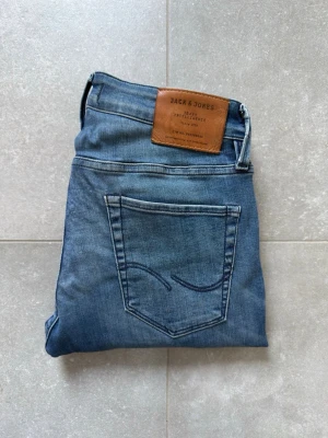 Jack and Jones jeans - Säljer ett par feta Jack and Jones jeans. Väldigt bra skick, storlek W29, L32. Nypris ligger runt 1300kr, mitt pris 299kr. Hör gärna av er vid funderingar eller bud!