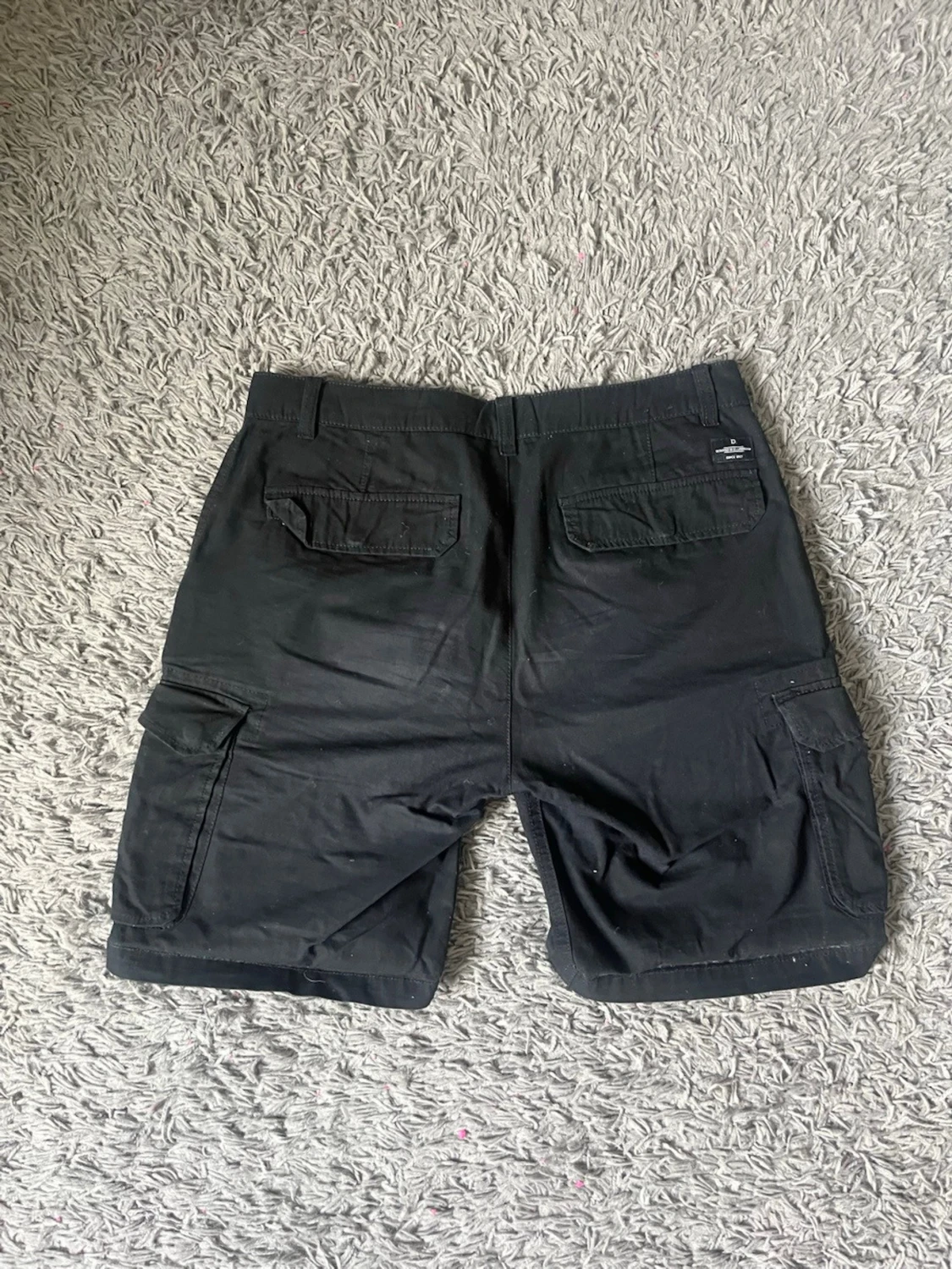 Svarta cargoshorts från Dressmann - 3