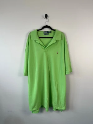 Vintage Polo Ralph Lauren Piké 2XLT Tall 2XL Grön Mercerized Pima Mesh HerrVintage Polo Ralph Lauren Piké 2XLT Tall 2XL Grön Mercerized Pima Mesh Herr - • Storlek: XXL • Färg: Limegrön  • Passform: Relaxed Fit  • Krage: Klassisk pikékrage • Material: 100% bomull  Skick: Plagget är i väldigt fint skick. Eventuella anmärkningar anges alltid tydligt i beskrivningen och visas på bilderna.  Nypris: Cirka 1 500 kr.  📦 Skickas snabbt och packas omsorgsfullt. 💬 Hör gärna av dig om du har frågor eller vill se fler bilder. 🤝 Samfrakt erbjuds vid köp av flera plagg – kika gärna in mina andra annonser!