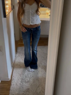 Low waist bootcut jeans - Utsvängda bootcut jeans med låg midja, säljer då dem är lite för långa, är i nyskick och super fin🫶🏻💕