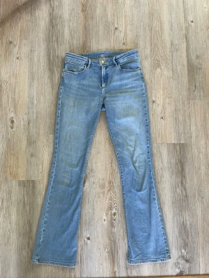 Wrangler Ljusblå Bootcut Jeans W29/L32 - Jättefina ljusblå bootcut jeans från Wrangler. Storlek: W29/L32 Väldigt bra skick, använt 3-5gånger Sitter skönt och ger en fin passform över rumpan. Snygga detaljer på bakfickorna. Nypris ca 999 kr.