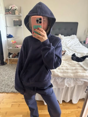 Mörkblått mjukisset med hoodie - Säljer ett mörkblått mjukisset med hoodie och matchande byxor. Hoodien har en stor ficka framtill och dragsko i huvan. Byxorna har resår i midjan och raka ben. hoodien är i storlek xs och byxan är i xxs. de är aldrig använt, man kan även köpa en del om man hellre vill de ❤️