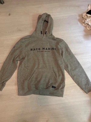 Hoodie  - Grå hoodie från race marine, fint skick och sparsamt använd🥰