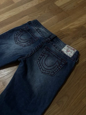 True Religion jeans med röd söm - true religion bootcut jeans