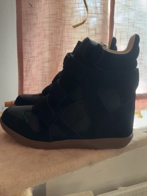 Isabell marant? - Helt nyskick. Liknar Isabell marant med kilklack. 