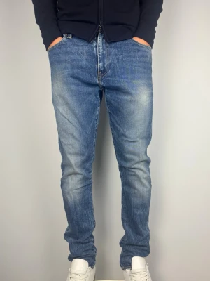 Levis 520 Vintage Jeans - Levis 520. Slim och straight, mer rak vid låren, smalnar av lite neråt. Trevlig passform. Väldigt bra skick! Färg: Blå med fades | Modell: 520 | Storlek: W33 L34 | Premium Jeans. Passar bra på killen i bilden som är 189 cm.. Mått: (Måttavvikelse +-1cm) A: 43 cm B: 107 cm C: 17 cm D: 29 cm Tveka inte att höra av dig minsta fråga eller fundering! Skickas snabbt!