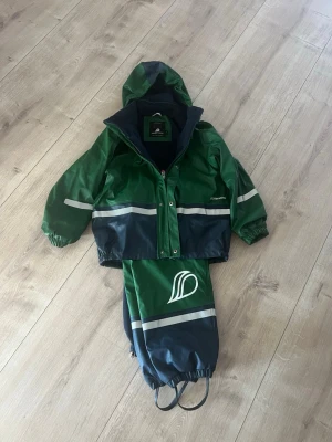 Regn kläder/ vinter kläder (set) storlek 120-140 - Säljer regn kläder/vinter kläder för barn. Storlek 120-140. Pris kan diskuteras och vilken set du vill ha. 🚨VIKTIGT🚨 jag säljer inte dem tillsammans utan var för sig. 