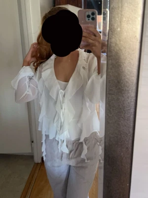 Volangblus - Jätte fin lätt genomskinlig blus, kan användas både till en vardaglig men också festlig outfit💕