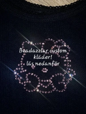 Custom jeans med strass och motiv - Jag gör nu custom orders, Antingen så kan jag köpa in ett plagg från lager 157☆+50kr ( LINNE, HOODIES, T-SHIRTS) Eller så tar jag ett plagg (nytt) hemma och kommer överens med köparen. Kostnaden beror på vilket motiv du vill ha, och hur stort, priser varierar från 100-300kr, Kolla alla bilder för att se lite inspo vad jag kan göra, intresserad? KOM PRIVAT, Frågor? KOM PRIVAT ❤️