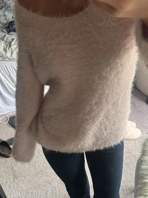 Rosa fluffig tröja  - Jätte fin rosa stickad tröja som är fluffig🌷