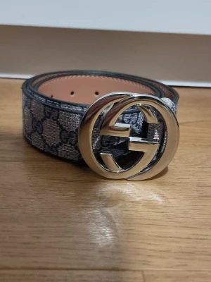 Fint bälte med silverdetalj - INSTABOX!!! Snyggt bälte. Bältet har en stor, rund spänne i silverfärg  och är gjort i skinn med textil på utsidan. Perfekt accessoar för att lyfta din outfit. Fast pris, kommer inte gå med på Prutning