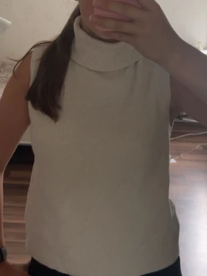 Stickad topp med krage - Snygg topp från NewYorker som varit väldigt populär men inte säljs längre. Storlek M men passar också S. Använd några gånger men i nyskick. Inte alls sticksig. Kom gärna med prisförlag!💗