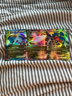 Pokémon EX samlarkort Latios Latias Garchomp - Tre Pokémon EX samlarkort: Latios, Latias och Garchomp. Korten har holografisk yta och färgstarka illustrationer med coola attacker. Perfekt för dig som gillar Pokémon och vill utöka din samling med unika och snygga kort i standardformat.