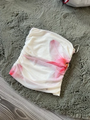 Vit blommig tubtopp  - Säljer en söt vit tubtopp från Gina Tricot i storlek XS. 