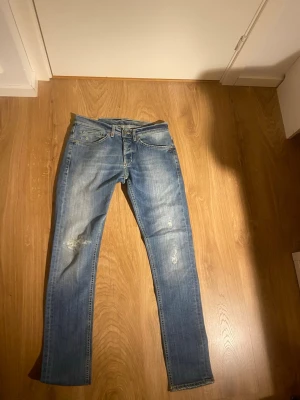 Feta jeans med slitningar - Säljer ett par blå jeans knappt använda från dondup med raka ben och slitningar på framsidan. Jeansen har klassisk femficksdesign och är gjorda i denim. Perfekta för en avslappnad och fet stil. Nypris 3500kr