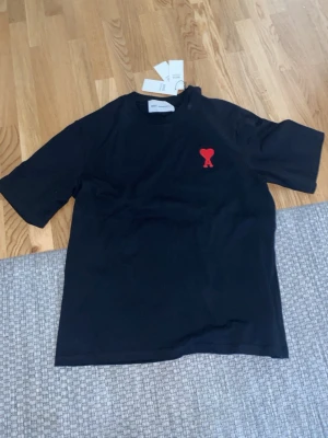 Ami Paris tröja - Ami Paris t shirt aldrig använd då den va för stor på mig jag är 174 och den va ca en storlek stor på mkg