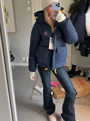 Mörkblå Fjällrävenjacka - Säljer nu min assnygga Fjällräven jacka i marinblått i storlek xss då den är för liten för min detta året… Köpte jackan 2024 så har använt den 2 vintrar, men jackan har inga hål eller andra defekter! Nypris 7500kr❤️