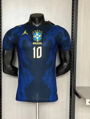 Brasilien 2026 borta NEYMAR JR. #10 - Snygg blå fotbollströja från Brasilien med Neymar Jr och nummer 10 på ryggen. Tröjan har gula detaljer, CBF-logga och korta ärmar. Tillverkad i ett lätt och ventilerande material som passar perfekt till träning eller match.