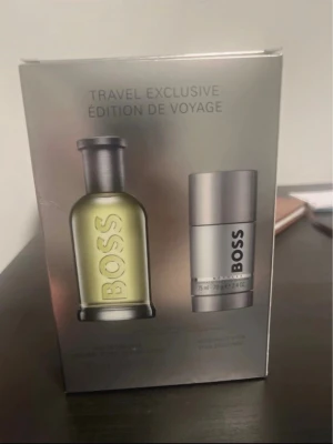 Hugo Boss Bottled parfymset - Snyggt parfymset från Hugo Boss med en Eau de Toilette och en deodorant stick. 100ml parfym 75ml deo. Ny och aldrig öppnad. 