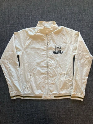 Carthartt jacka ~ vintage  - Carhartt jacka creamvit | st S | Snygg jacka i creamvit färg med lite fläckar. Snygg vintage känsla och riktigt cool modell. Perfekt nu till sensommaren/hösten 🏄 Kan även gå ner lite i pris vid snabb affär!