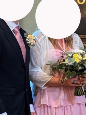 Vit chiffongbolero - Snygg vit bolerotopp i luftig chiffong. Modellen har trekvartsärm och ett elegant, svepande fall. Tillverkad i återvunnen polyester för en modern och hållbar stil.