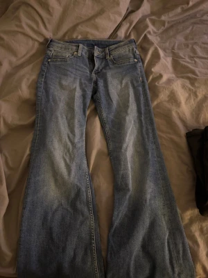 Lågmidjade jeans - Super snygga bekväma lågmidjade jeans från hm. Storlek 34. Inga synliga slitage. Nypris 300 