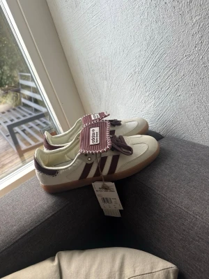 Adidas Wales bonner - Säljer dessa feta Walesbonner i storlek 42, bara skrona och extra snören följer med. Skriv om fler frågor!!