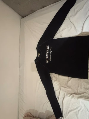 Burberry tröja - En vintage Burberry tröja, storlek XL men passar mer som S-M