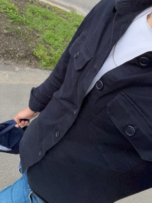Blå Overshirt från gabba  - Tja! Säljer min fina mörkblå Overshirt från gabba då den inte kommer så mycket till användning inga defekter riktigt fint skick och köptes i våras för 1000kr ny, de är bara höra av er vid någon fundering✌️