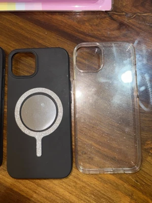 5 iphone 13/14 skal - 5 iphone 13/14 skal. Vissa är använda men bra skick, vissa är helt nya som man ser på bilderna. Den genomskinliga är glittrig. Säljer inte separat, alla för 50kr. Köparen står för frakten