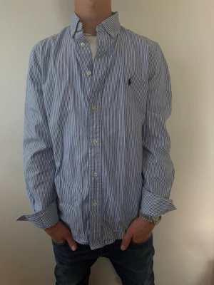 Ralph Lauren  - Ralph Lauren skjorta 170/Xs. Modellen är ca 168cm.                               Hör av er för mer info🙌