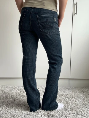 Vintage jeans - Midjemått 34cm rakt över. 74cm innerbenslängd❣️